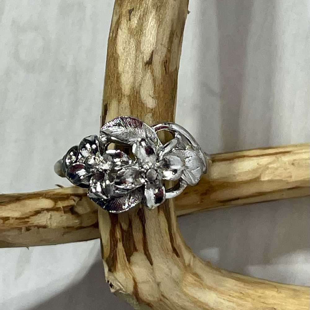 Vintage Avon Floral Sliver Toned Ring Size 5